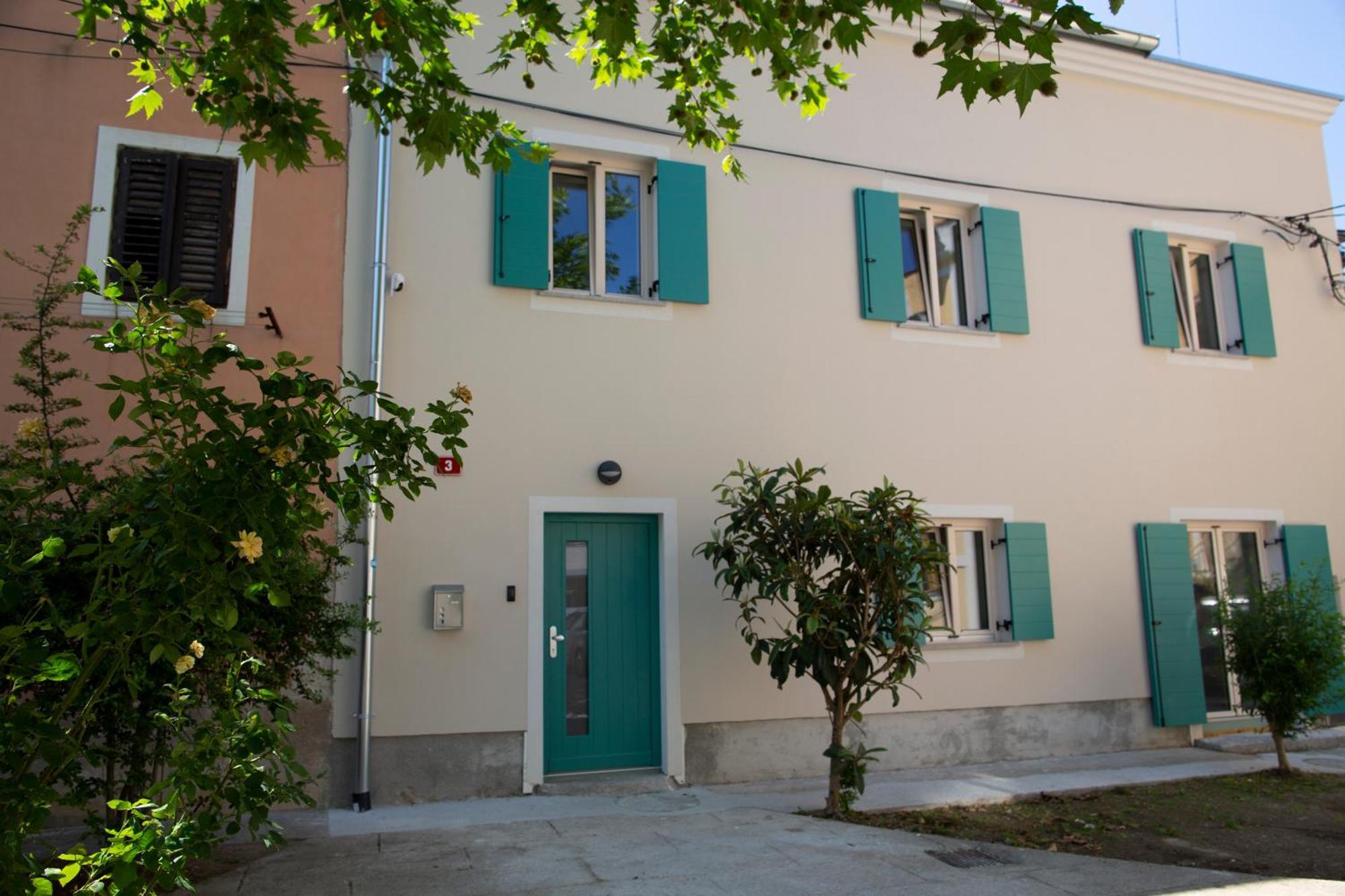 Dea Del Mar Apartments Изола Екстериор снимка