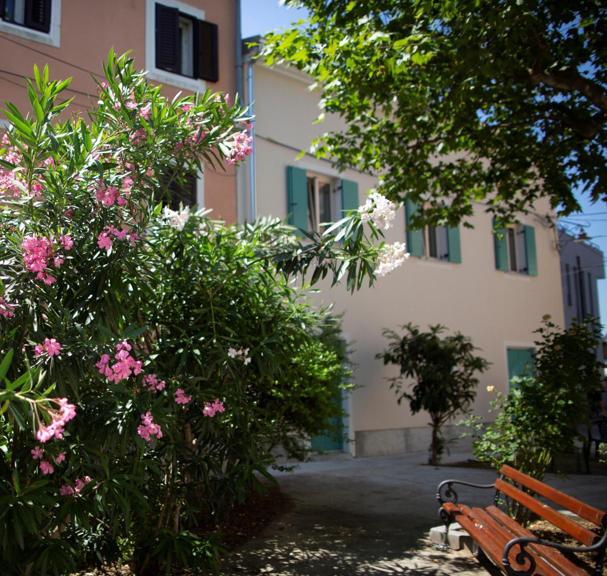 Dea Del Mar Apartments Изола Екстериор снимка