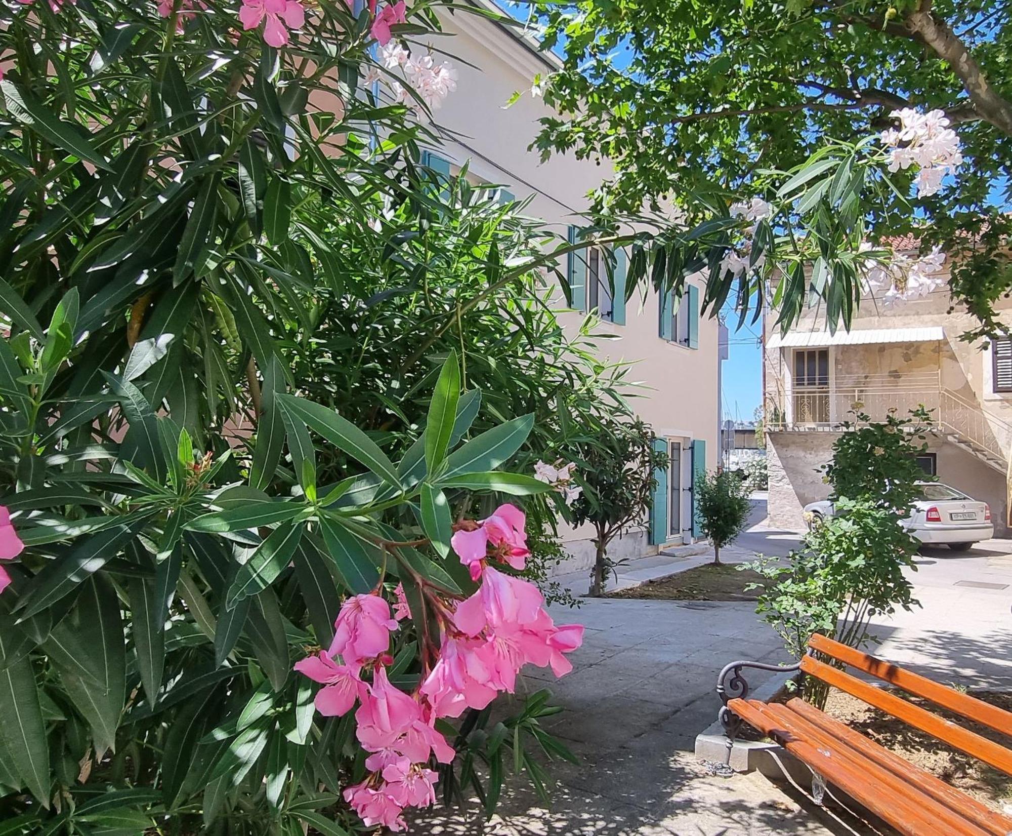 Dea Del Mar Apartments Изола Екстериор снимка